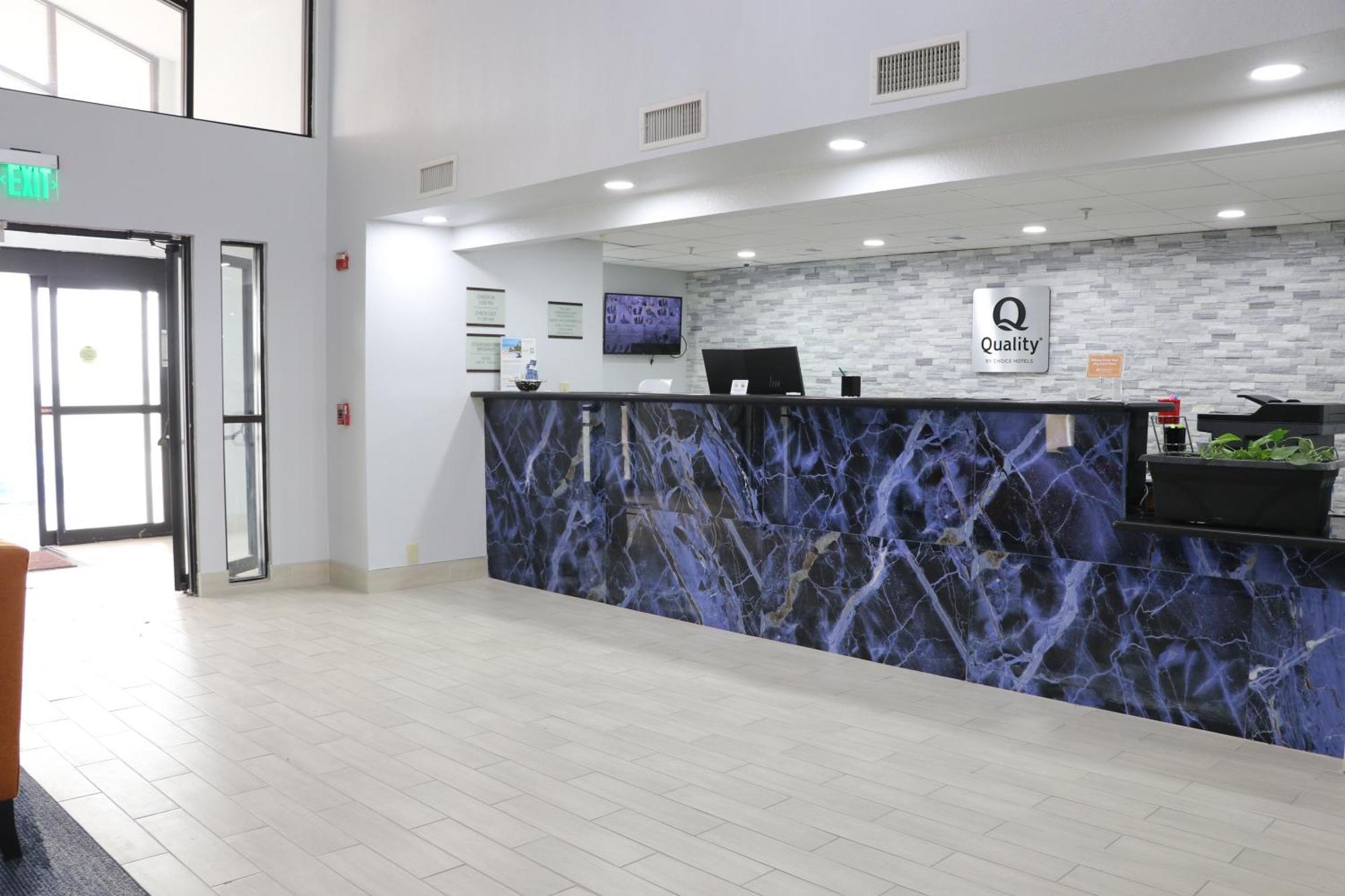 Quality Inn & Suites Buda Exterior photo